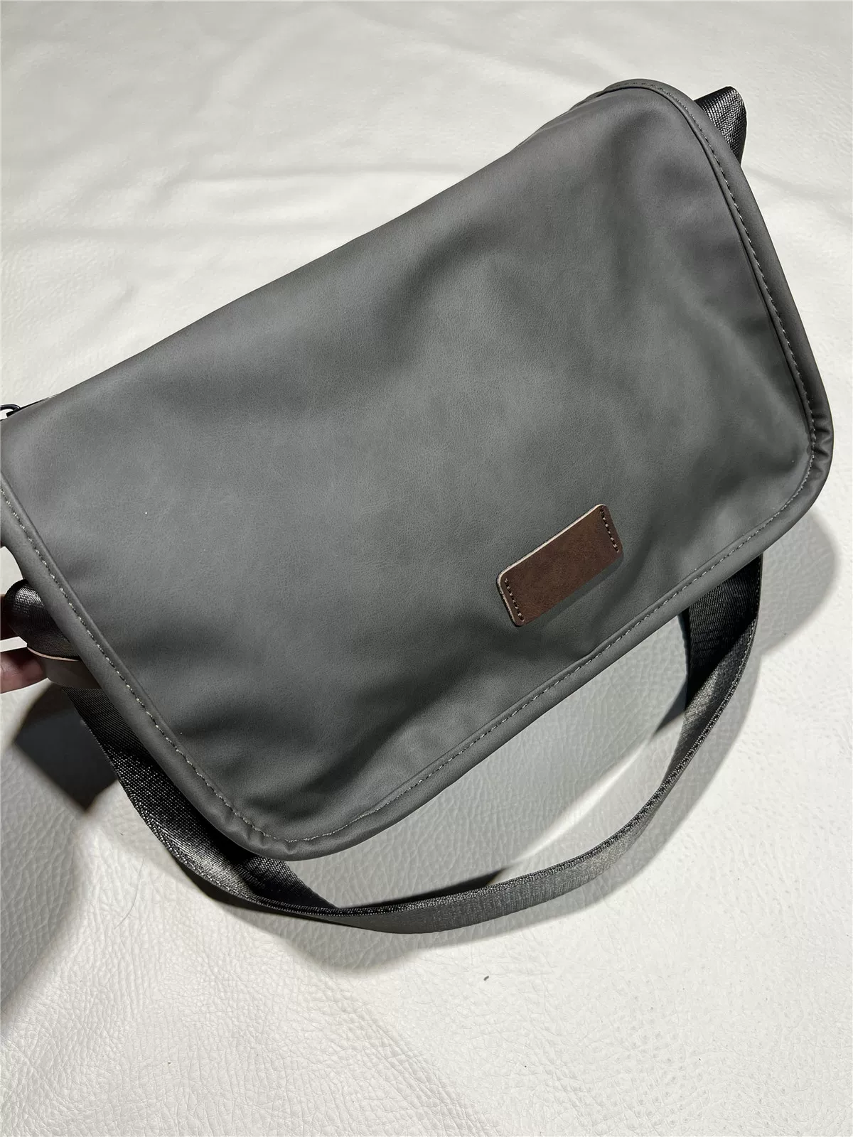 Túi đeo chéo da mềm thời trang mới 2024 dành cho nam, túi đeo vai học sinh Nhật Bản và Hàn Quốc, túi đeo chéo xe máy chống thấm nước dành cho nam và nữ