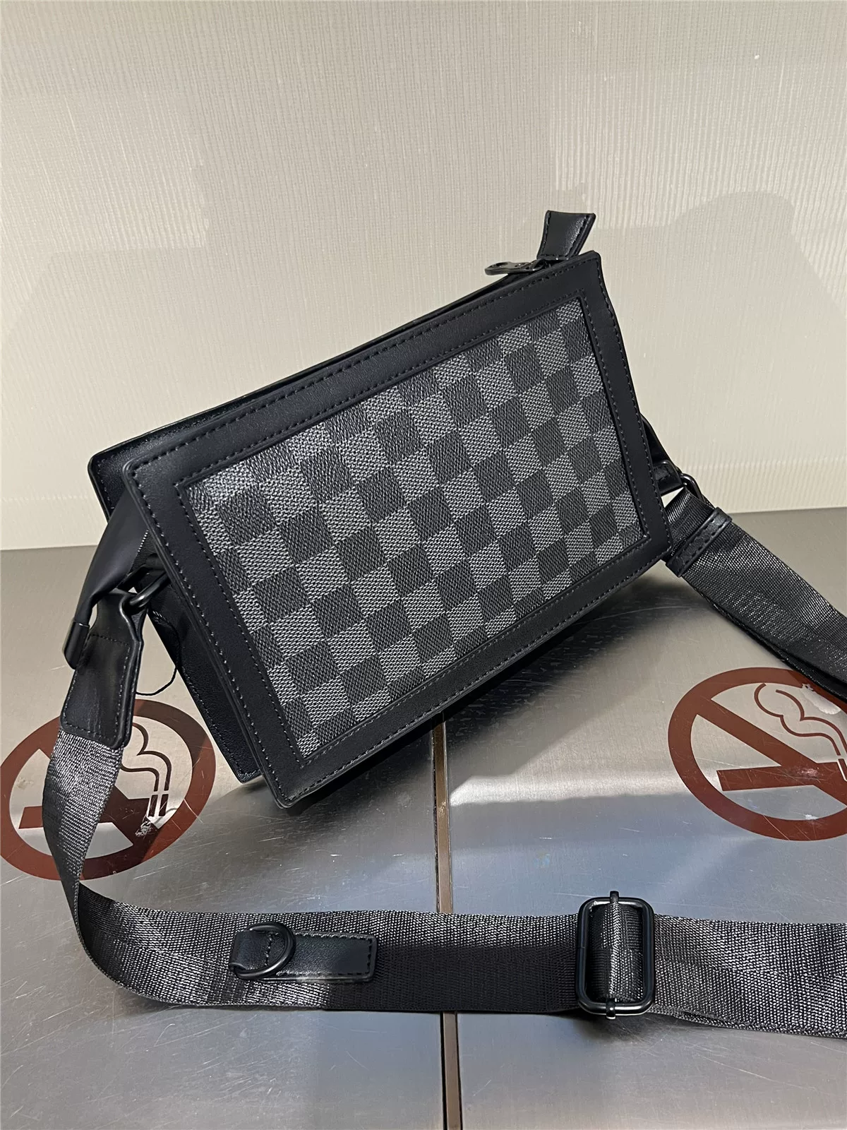 Túi đeo chéo nhỏ thời trang kẻ caro năm 2024, phong cách giản dị, hợp xu hướng, dành cho nam và nữ trẻ.