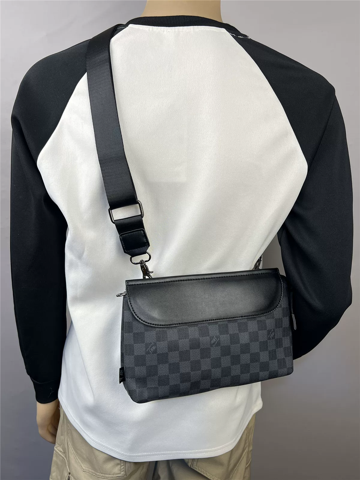 Túi đeo chéo nhỏ họa tiết ca rô thời thượng 2025, túi đeo vai nam kiểu caro thời trang, túi đeo chéo nam nắp gập