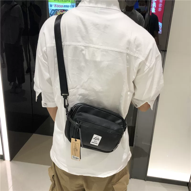 how2play Túi đeo vai nam phong cách Hồng Kông thời trang Túi đeo chéo da mềm thông thường Túi đeo chéo chữ cái Nhật Bản và Hàn Quốc