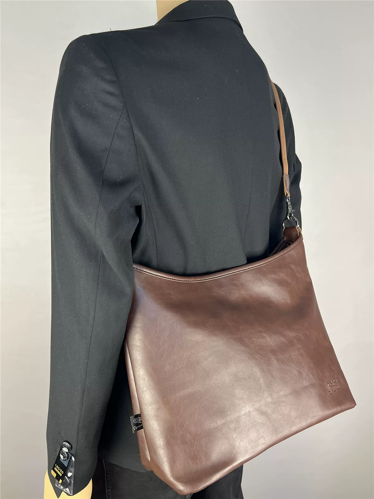 Túi đeo chéo nam hợp thời trang, túi đeo nách, túi tote, túi đeo vai đơn giản, túi đi xe máy dung tích lớn thông thường, ba lô mới 2024