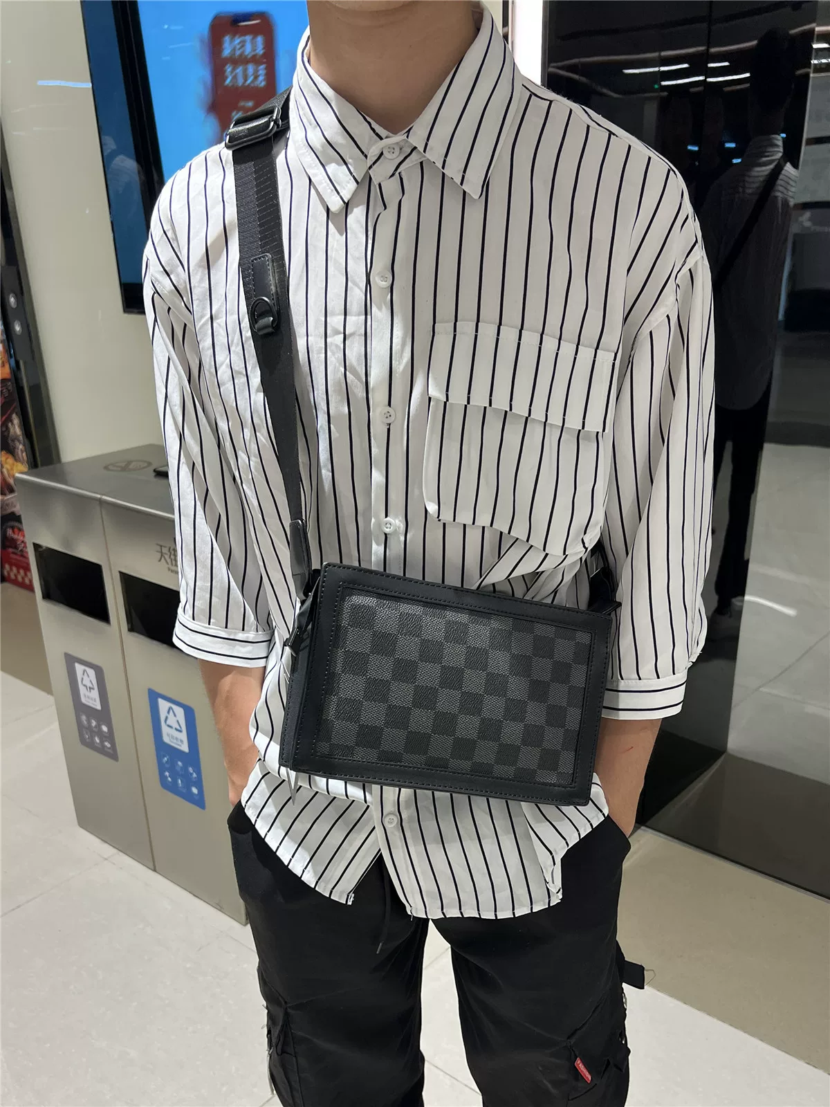 Túi đeo chéo nhỏ thời trang kẻ caro năm 2024, phong cách giản dị, hợp xu hướng, dành cho nam và nữ trẻ.