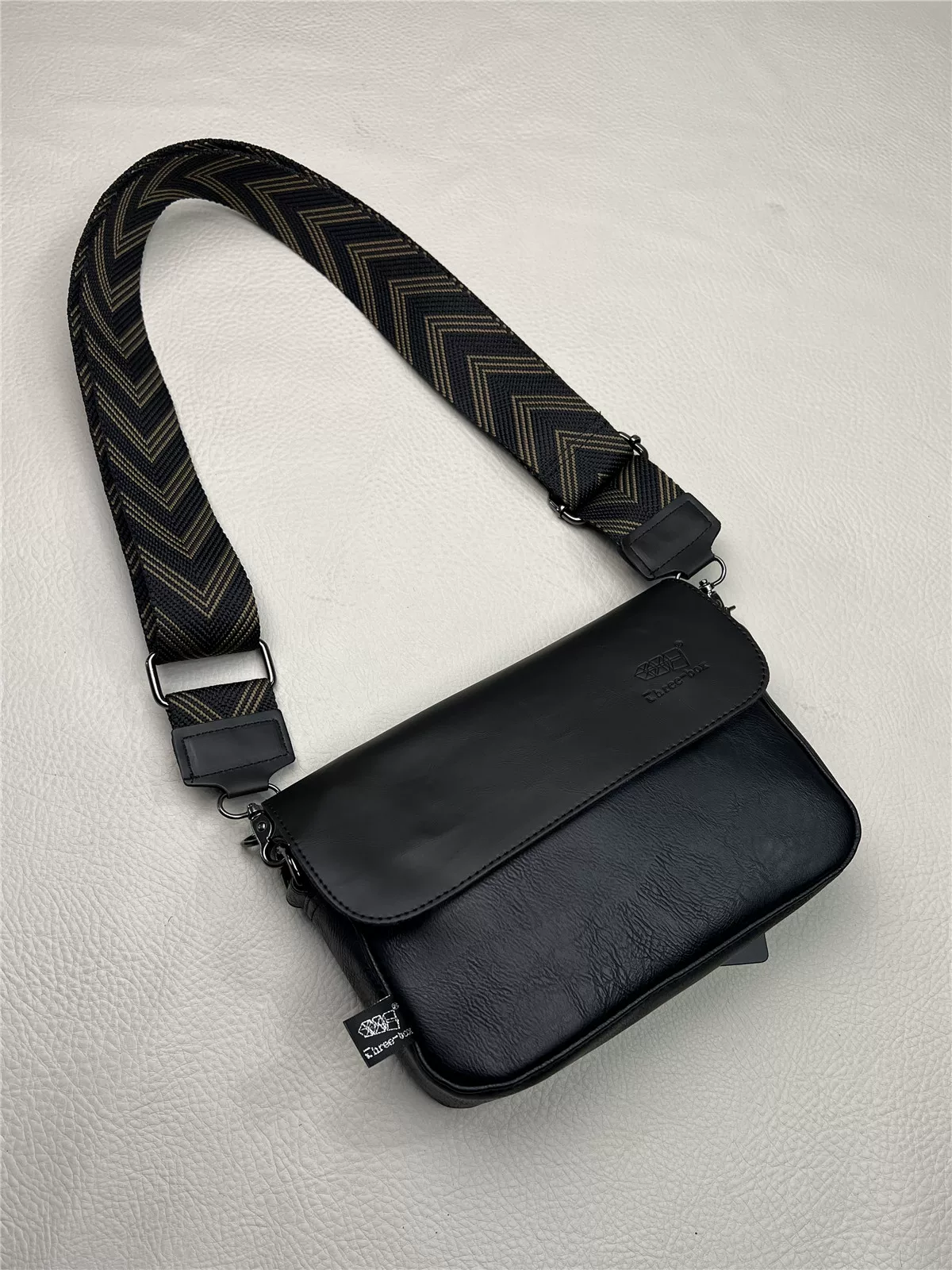 Xu hướng thời trang 2025: túi đeo chéo nhỏ, túi đeo vai nam hàng hiệu thời thượng, túi đeo chéo unisex kiểu dáng giản dị có dây ruy băng, túi nhỏ có nắp gập