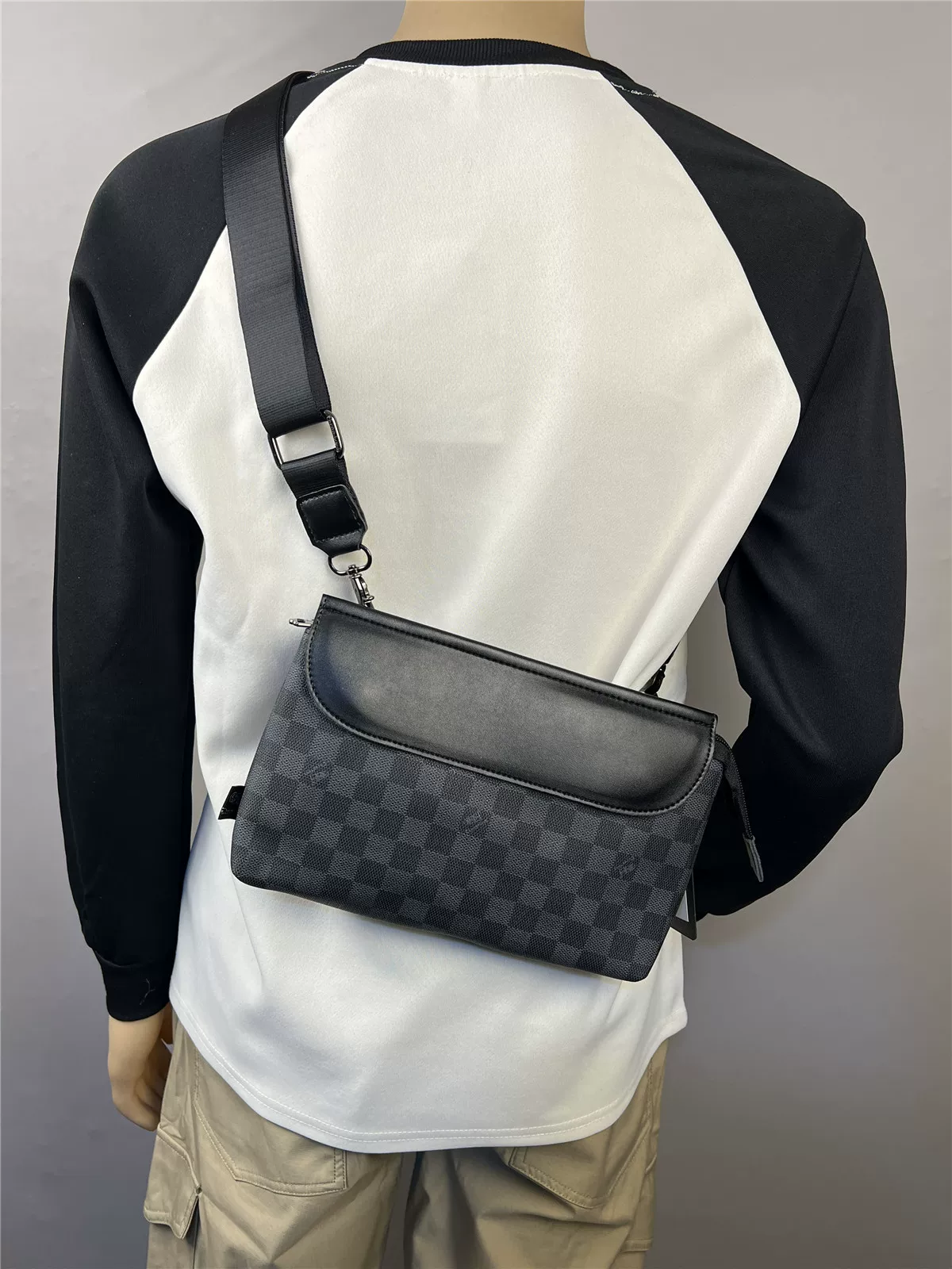 Túi đeo chéo nhỏ họa tiết ca rô thời thượng 2025, túi đeo vai nam kiểu caro thời trang, túi đeo chéo nam nắp gập