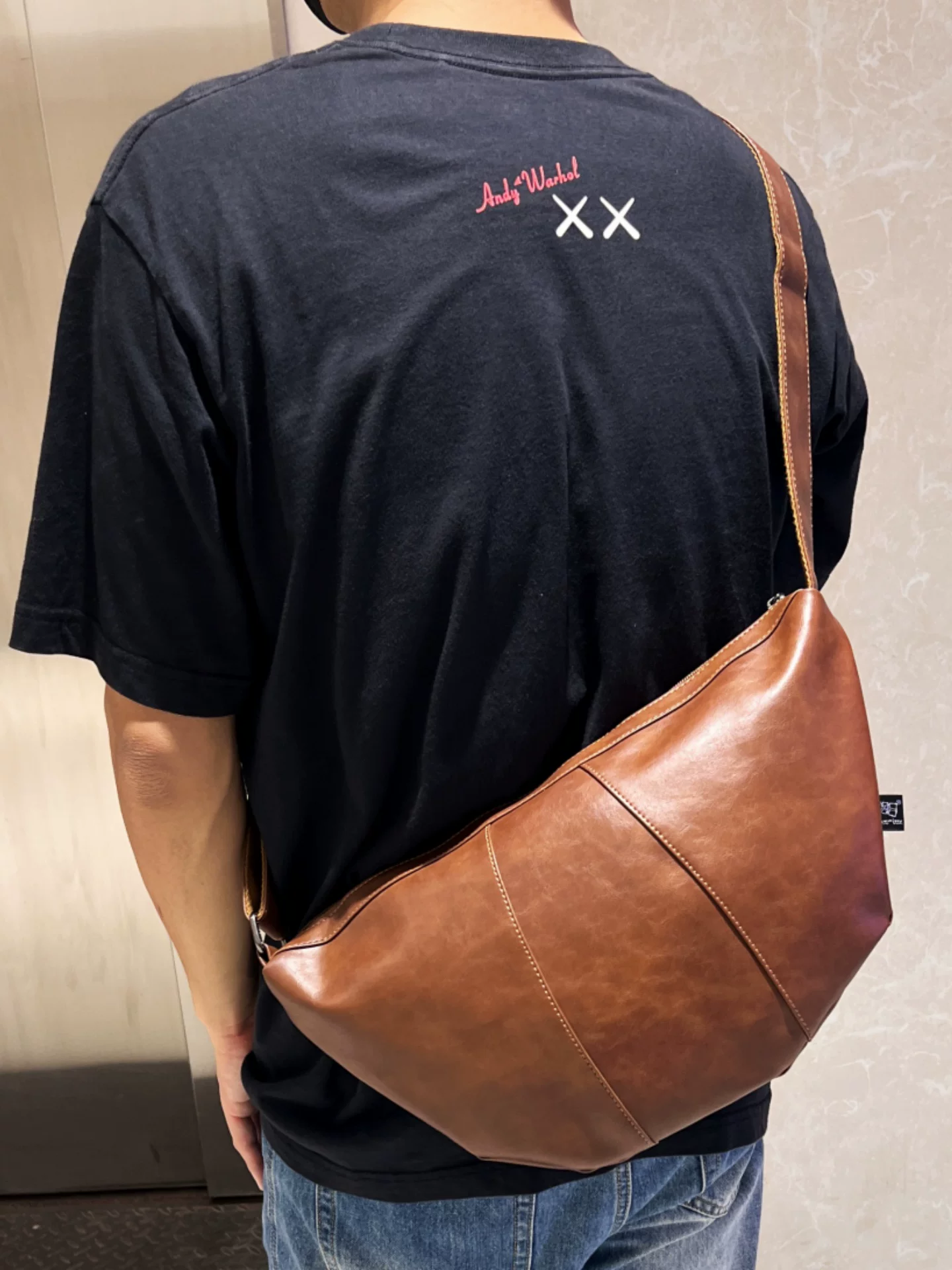 Túi đeo vai nam thời thượng 2025, phong cách Hàn Quốc và Nhật Bản, chất liệu da mềm, túi đeo chéo đi làm, túi nam thiết kế phối màu kiểu bánh bao.