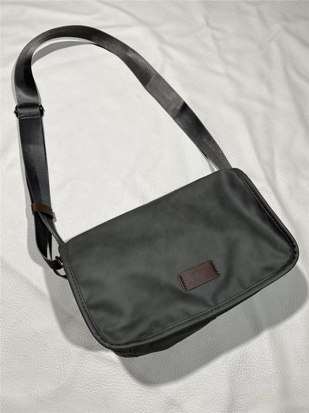 Túi đeo chéo da mềm thời trang mới 2024 dành cho nam, túi đeo vai học sinh Nhật Bản và Hàn Quốc, túi đeo chéo xe máy chống thấm nước dành cho nam và nữ