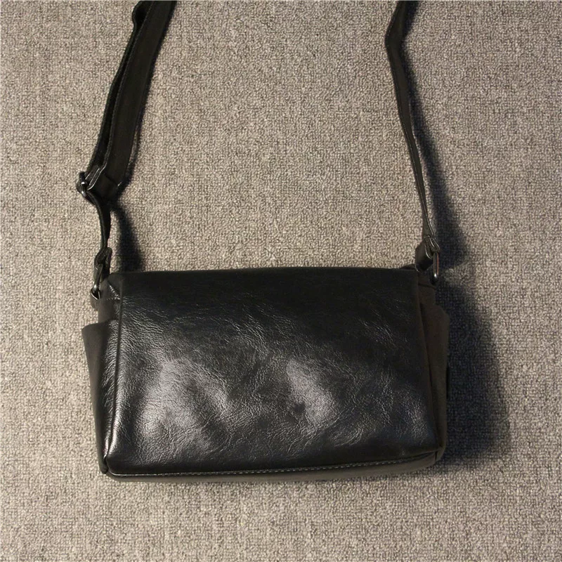 Túi đeo chéo nam thời trang đơn giản phong cách đường phố thể thao năm 2025