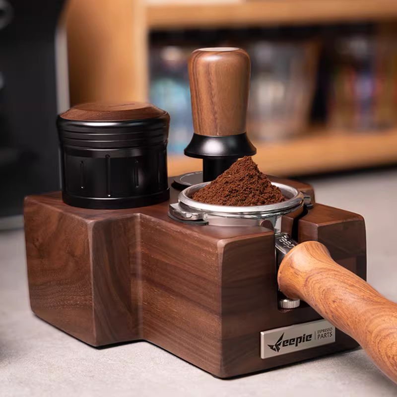 Giá đỡ máy pha cà phê làm bằng gỗ óc chó Bắc Mỹ để đựng tay cầm máy pha cà phê, dụng cụ nén cà phê, dụng cụ phân phối cà phê và dụng cụ nghiền cà phê.