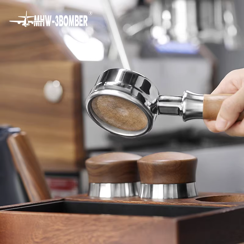 Máy pha cà phê kiểu máy bay ném bom có tay cầm tròn, khay đựng bột, giấy lọc, lưới lọc tách nước, kích thước phổ thông 51/53/54/58mm