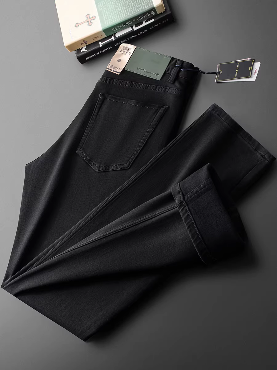 Quần jean nam chất liệu len pha, màu đen tuyền, dáng thẳng, rộng rãi, mềm mại, co giãn và dày dặn, thích hợp cho mùa thu đông.