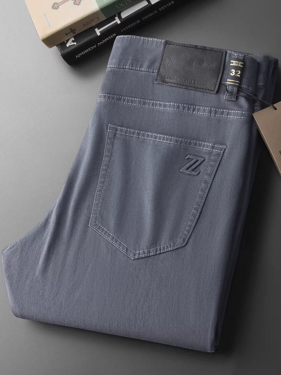 Quần jean nam màu xám xanh nhạt, kiểu dáng thẳng, chất liệu cotton co giãn, thoáng khí, đa năng, thích hợp cho mùa hè.