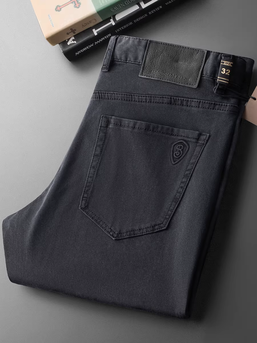 Quần jean nam chất liệu cotton lụa đá nhẹ, co giãn, dáng thẳng, màu xám đậm, trơn, đa năng, giặt mềm, phong cách thường ngày