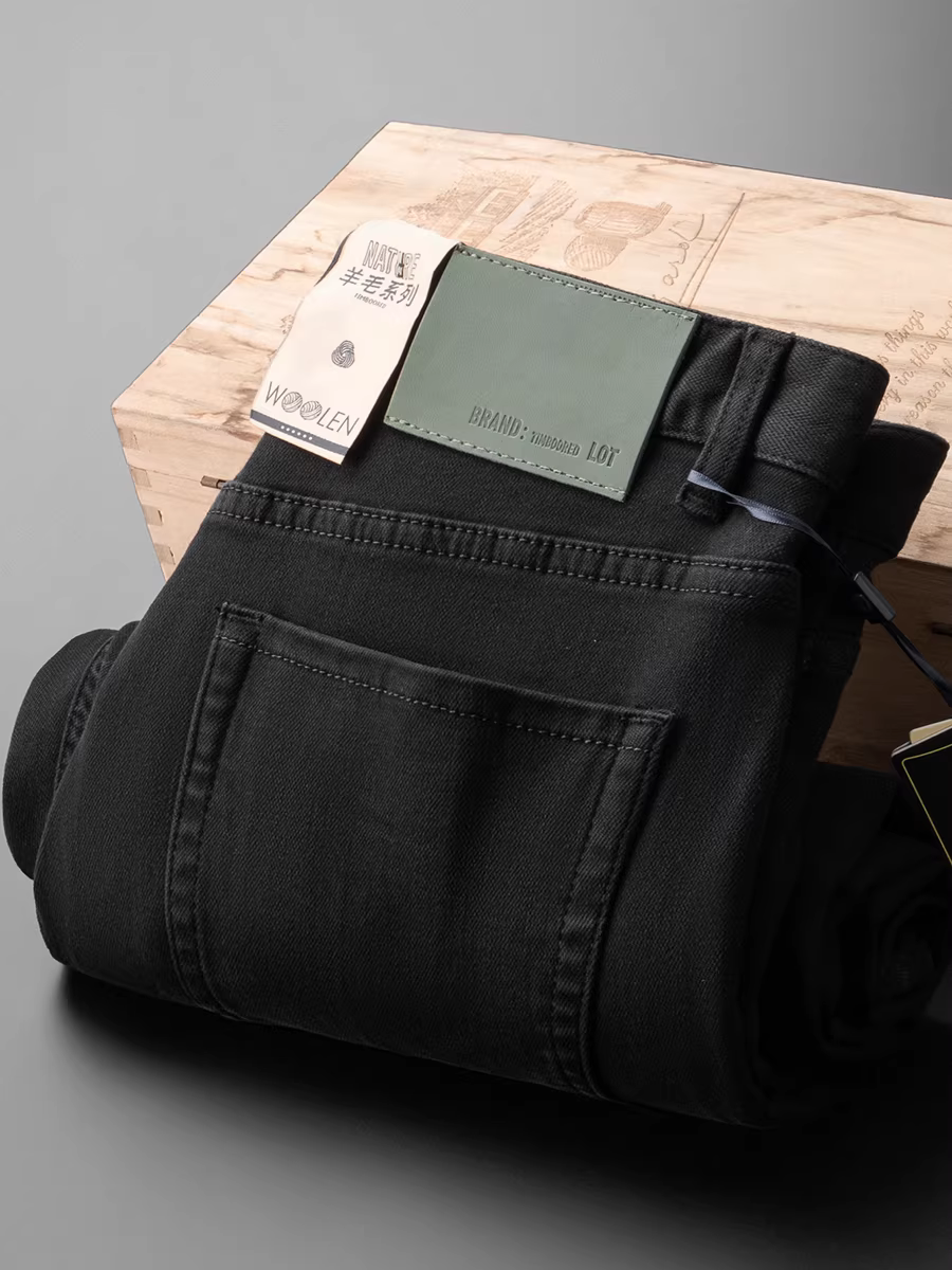 Quần jean nam chất liệu len pha, màu đen tuyền, dáng thẳng, rộng rãi, mềm mại, co giãn và dày dặn, thích hợp cho mùa thu đông.