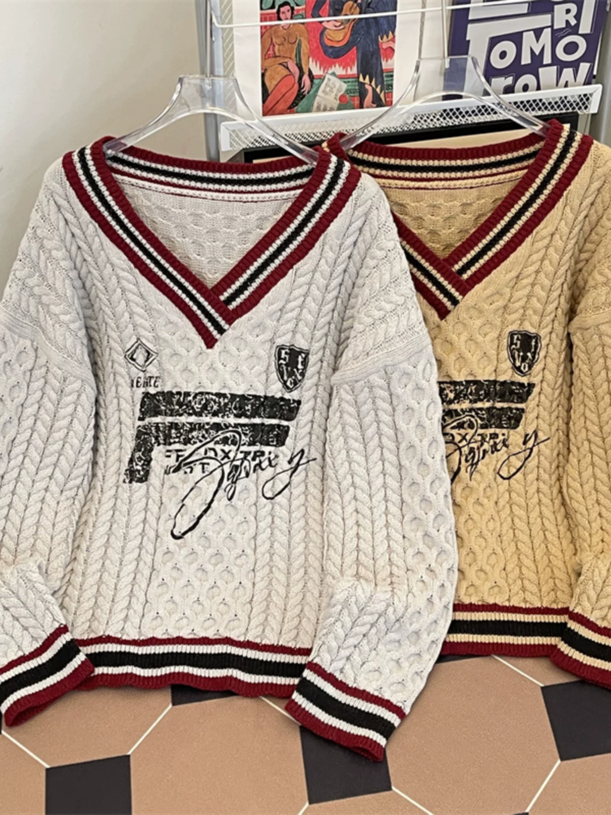 Áo len dệt kim cổ chữ V thêu họa tiết retro kiểu Mỹ, áo len phong cách đại học mới mùa thu đông, áo len dệt kim dáng rộng hợp thời trang dành cho nam và nữ.