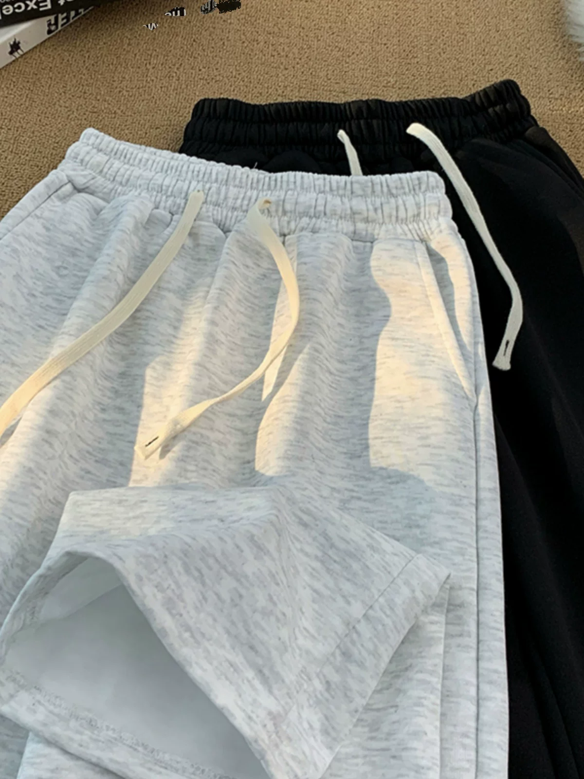 Quần thể thao kiểu Mỹ chất liệu dày dặn dành cho nam, quần ống loe cleanfit mùa xuân thu, quần dài dáng rộng thời trang đa năng phong cách thường ngày.