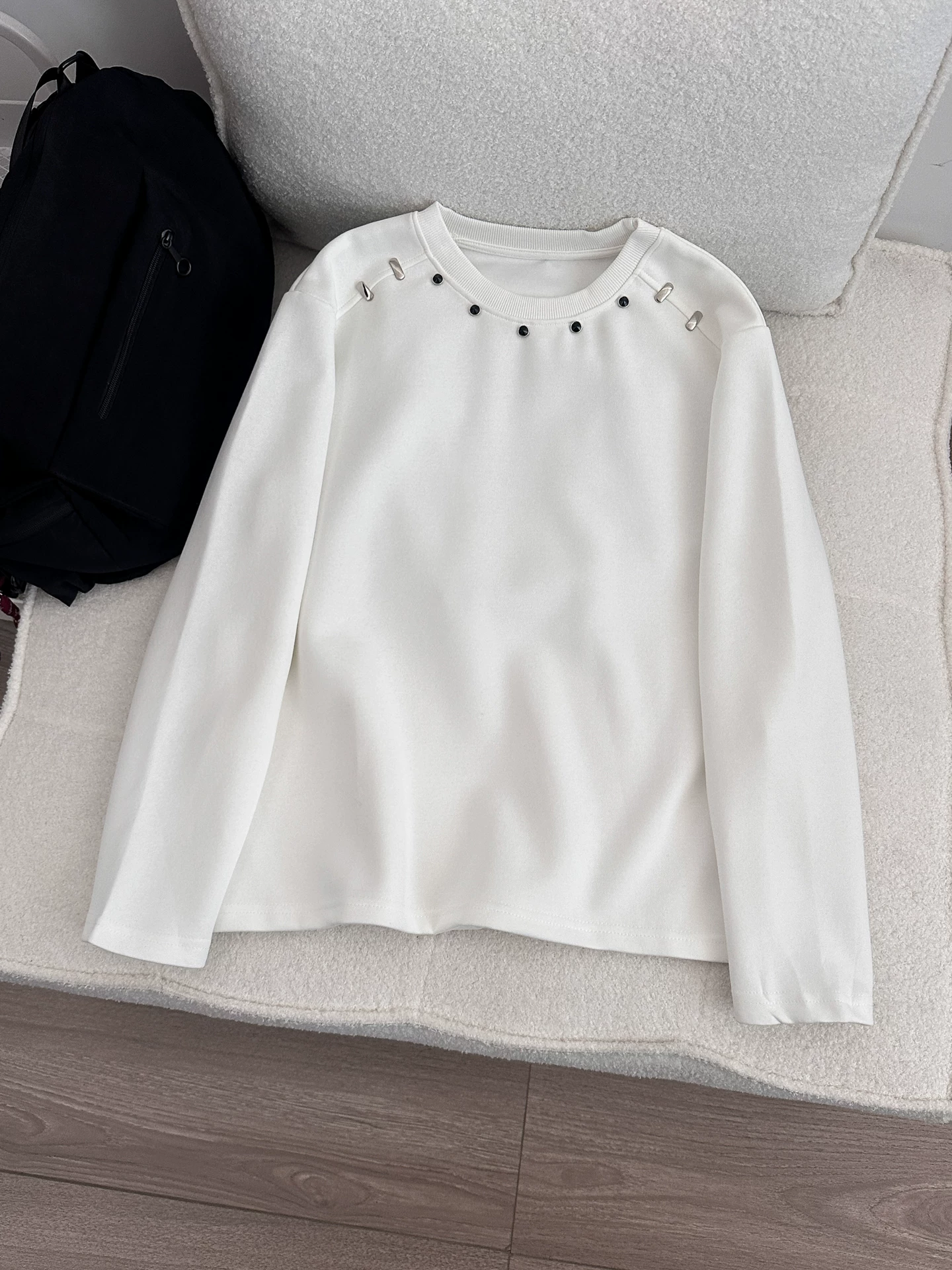 Áo thun nam tay dài cổ tròn đính hạt phong cách Mỹ, áo thun cơ bản dáng rộng thoải mái mùa xuân, thương hiệu thời thượng, cảm giác đơn giản và cao cấp.