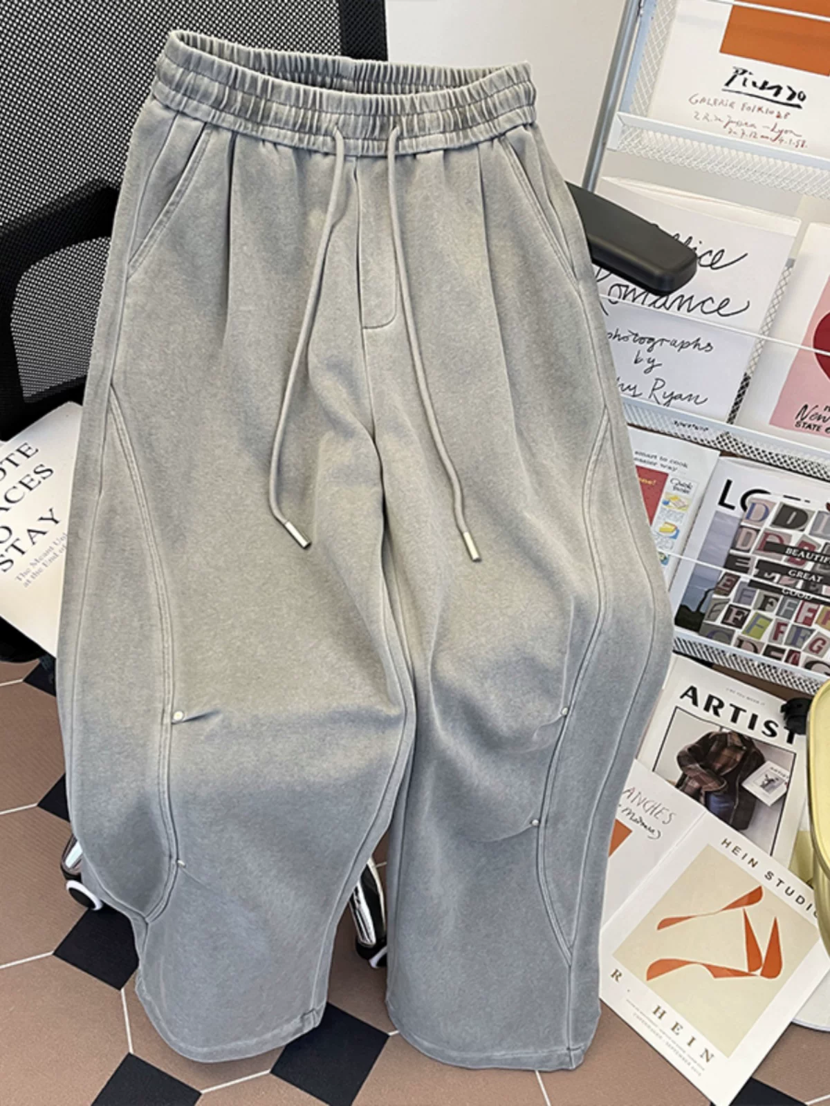 Quần thể thao hip-hop hợp thời trang dành cho nam giới, mùa xuân thu, quần thể thao kiểu Mỹ nặng chất liệu dày, quần dài ống rộng thoải mái.