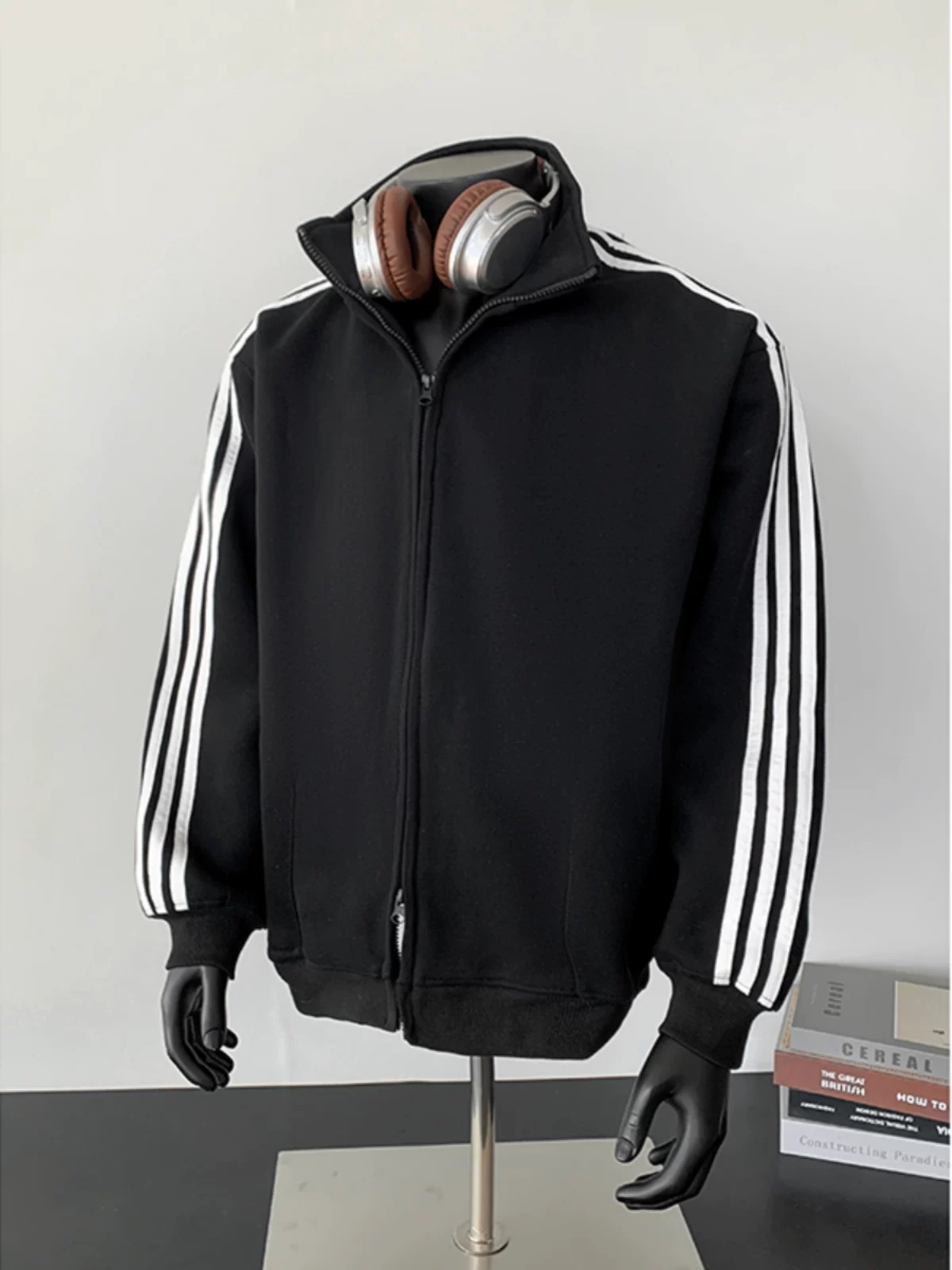 Áo khoác cardigan ba sọc retro dành cho nam, áo thể thao dáng rộng đa năng mùa xuân thu, áo khoác ngoài cặp đôi phong cách Mỹ thời thượng.
