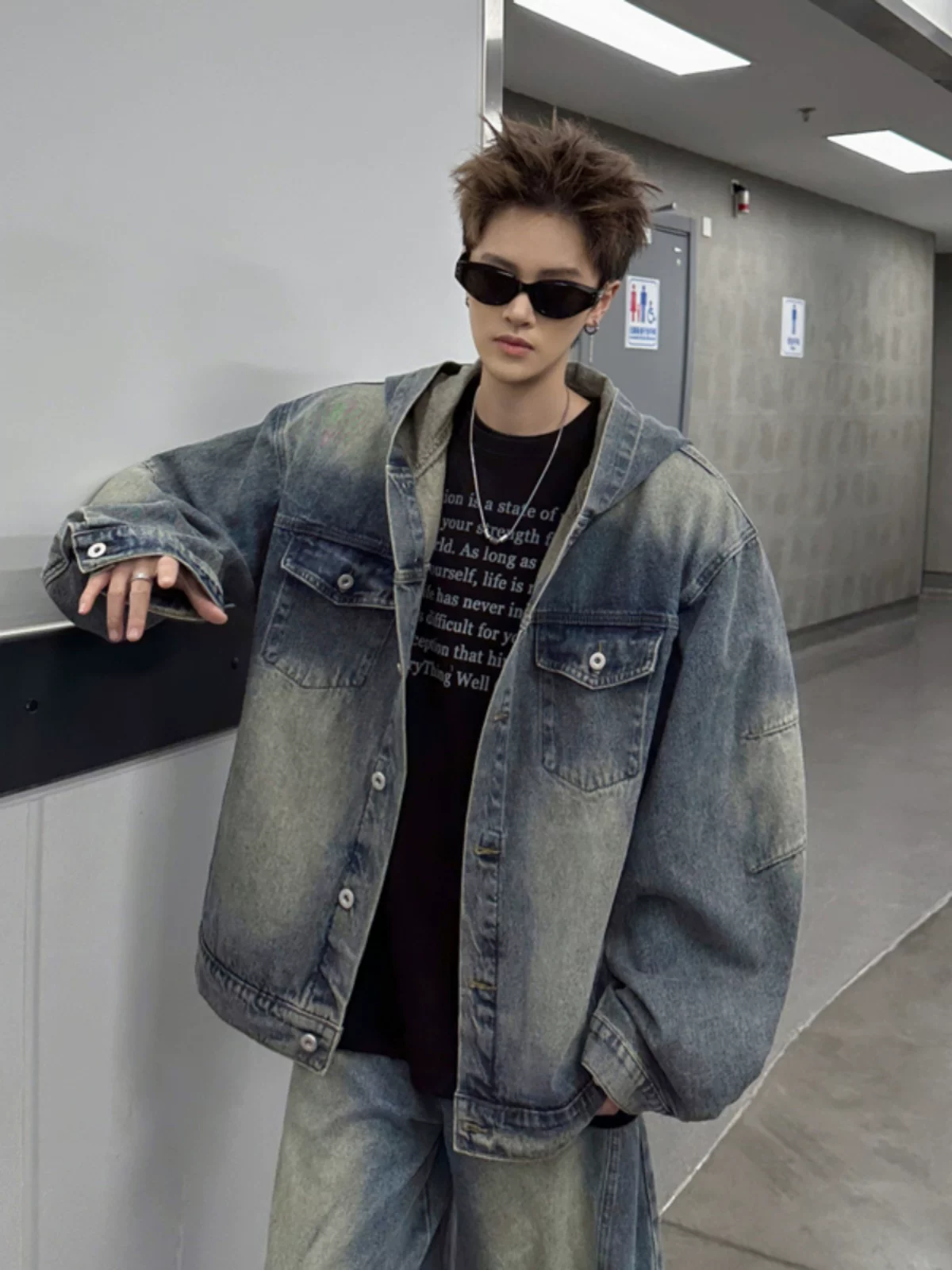 Áo khoác denim có mũ trùm đầu kiểu mới mùa xuân thu dành cho nam, dáng rộng, phong cách cổ điển, thương hiệu thời thượng, thiết kế kiểu Mỹ, áo khoác sành điệu và cá tính.