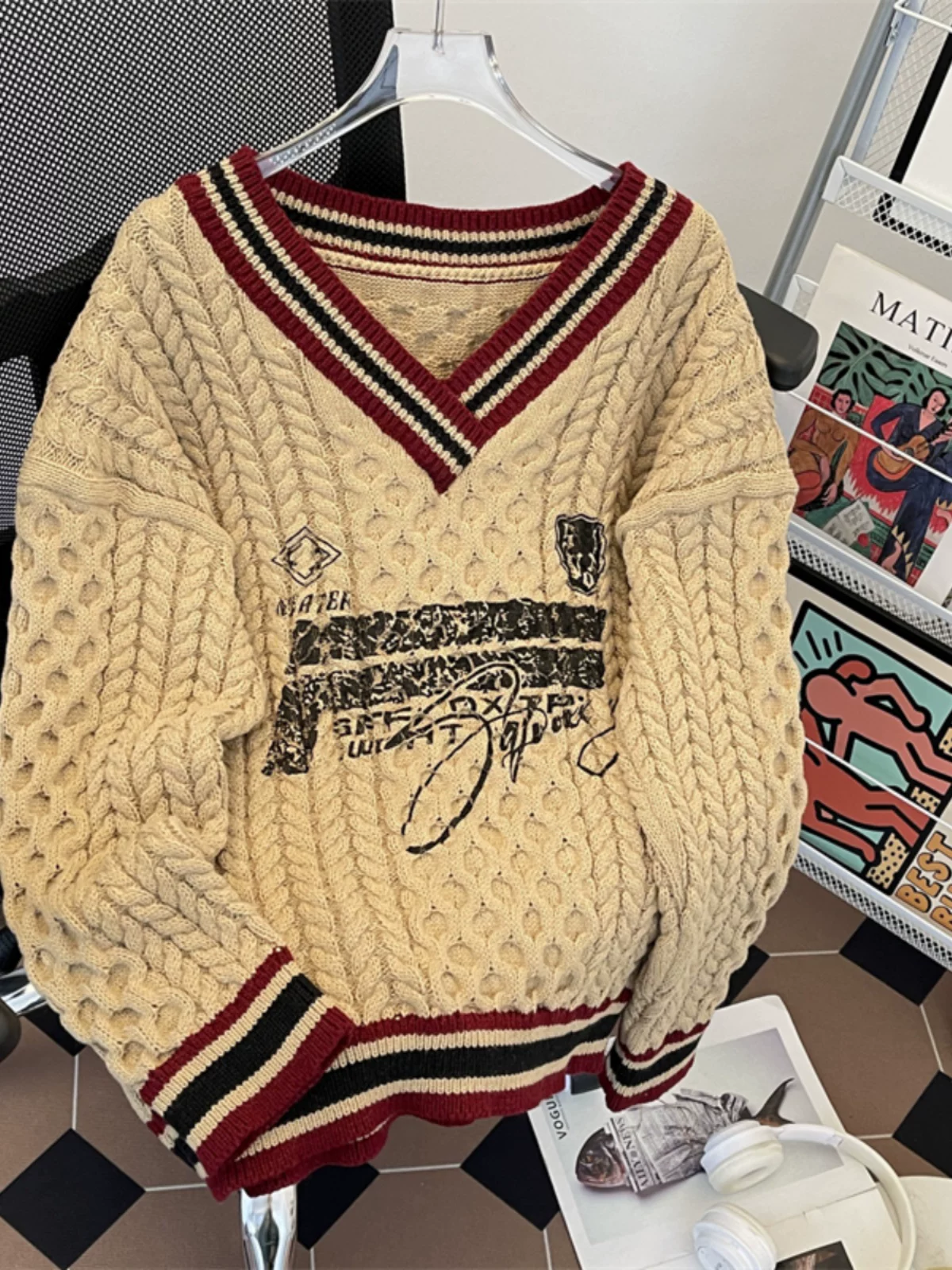 Áo len dệt kim cổ chữ V thêu họa tiết retro kiểu Mỹ, áo len phong cách đại học mới mùa thu đông, áo len dệt kim dáng rộng hợp thời trang dành cho nam và nữ.