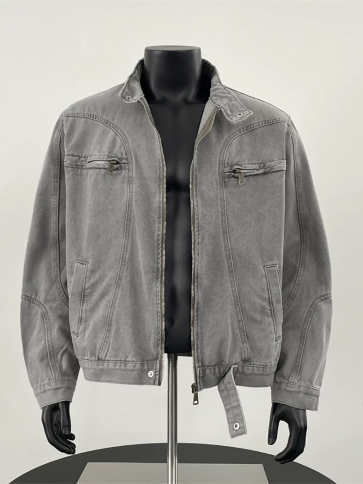 Áo khoác denim cổ đứng có khóa kéo dành cho nam, phong cách xuân thu, kiểu dáng thời thượng, phong cách đường phố, dáng rộng, áo khoác ngắn chất liệu washed.