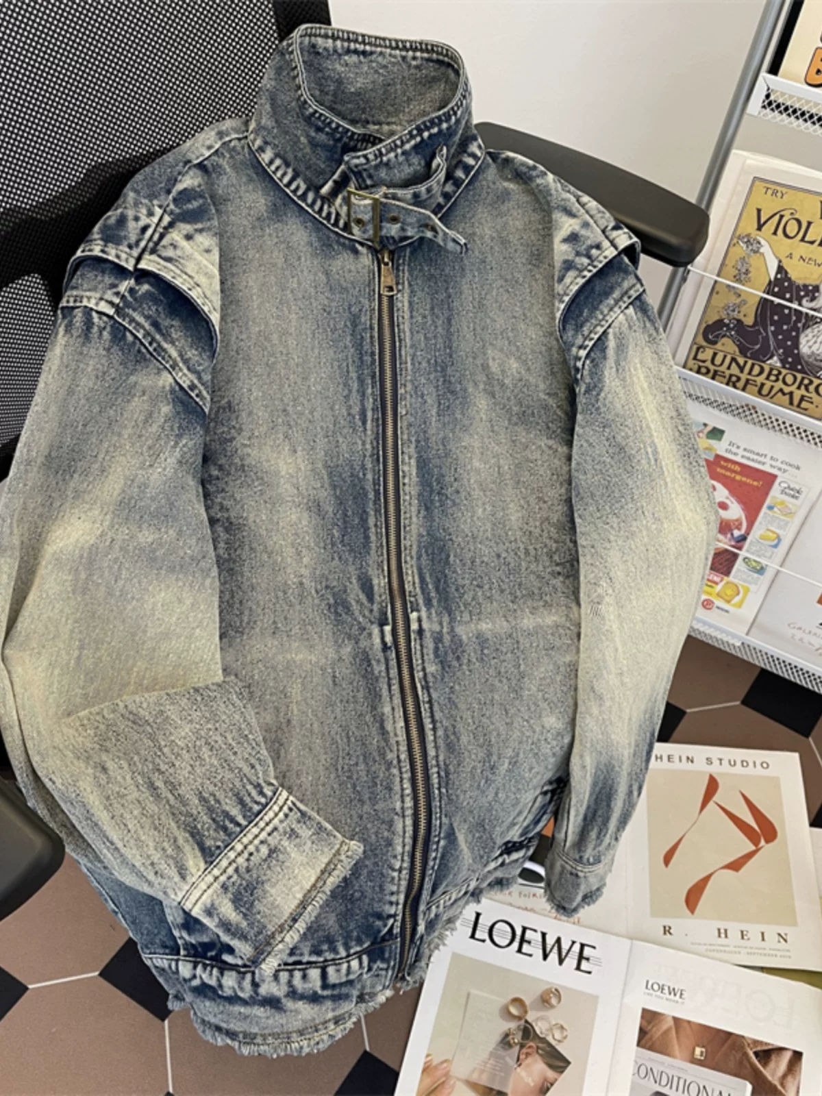 Áo khoác denim nam dày dặn, đã qua xử lý, dáng rộng, cổ đứng, phong cách biker, thời trang thu đông, kiểu Mỹ, phong cách workwear.