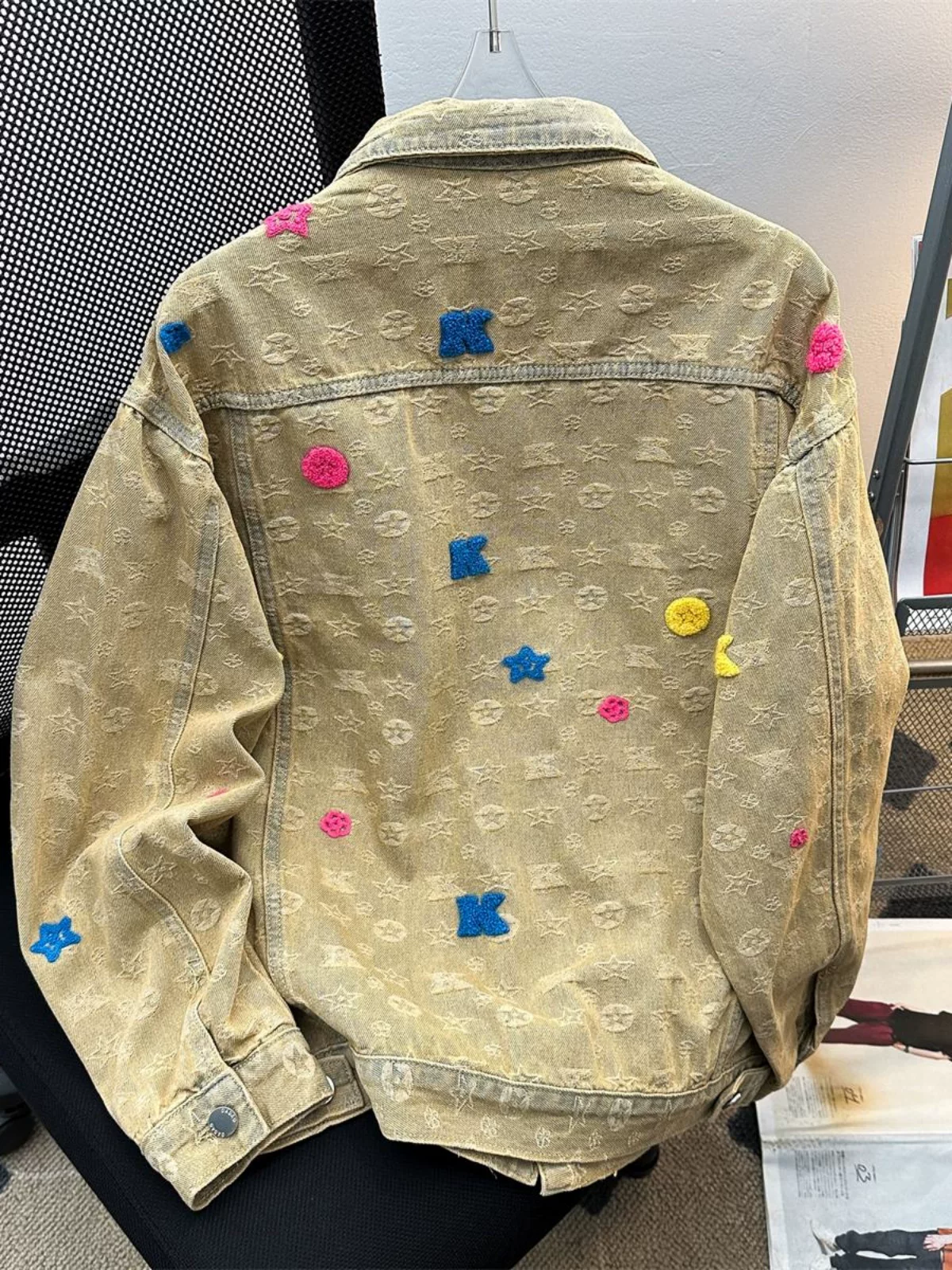 Áo khoác màu bùn vàng phong cách vintage cho nam và nữ, áo khoác denim thêu họa tiết thời thượng, kiểu dáng rộng rãi, phong cách retro Mỹ, thích hợp cho mùa xuân và mùa thu.