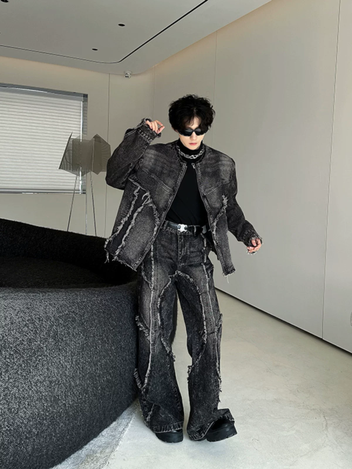 Bộ áo khoác denim kiểu Mỹ chất lượng cao dành cho nam, áo khoác viền tua rua mùa xuân thu phối cùng quần dài hơi loe, bộ trang phục thời thượng.