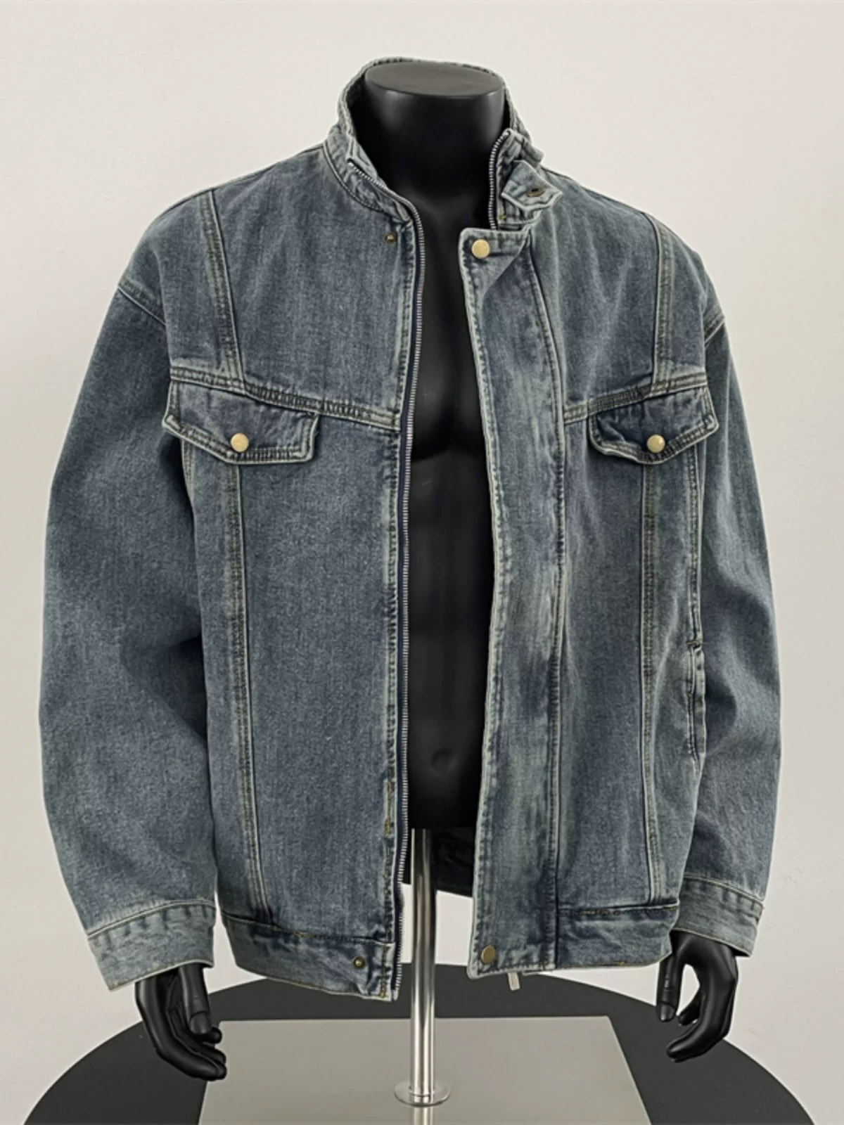 Áo khoác denim nam Xuân 2025, áo khoác cổ đứng dày dặn, kiểu dáng rộng rãi, thời thượng, phong cách Mỹ cao cấp.