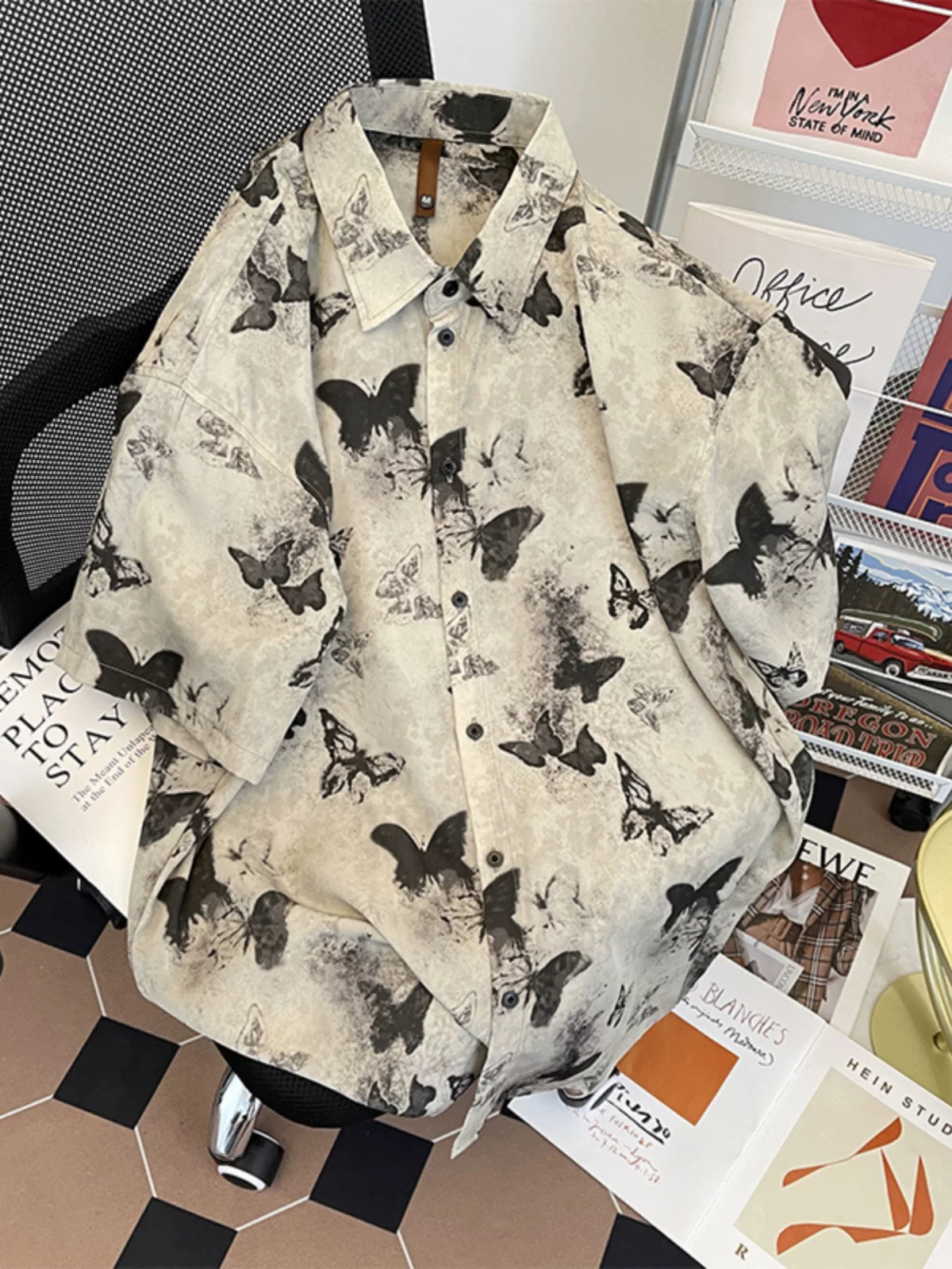 Áo sơ mi in họa tiết tie-dye hình bướm dành cho nam và nữ, áo sơ mi lụa đá mùa hè mới 2024, kiểu dáng rộng rãi, thời trang, chất liệu mát mẻ.