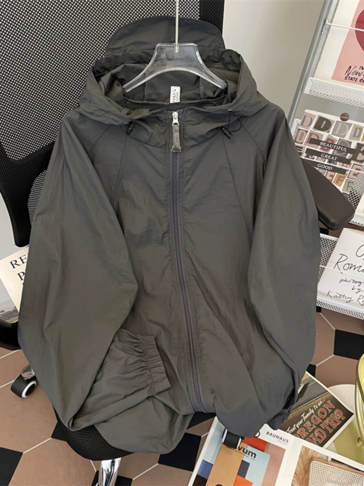 Áo khoác vải lụa băng mát lạnh cho nam và nữ, quần áo chống nắng đi bộ đường dài ngoài trời mùa hè, áo khoác chống tia UV nhẹ, rộng rãi, hợp thời trang.