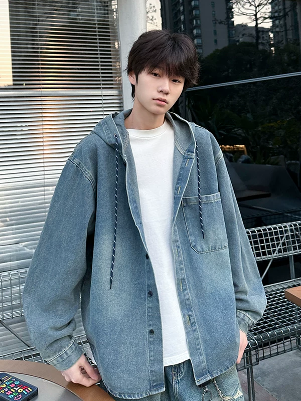 Áo khoác denim cổ điển mùa xuân thu dành cho nam, áo khoác có mũ rộng rãi, áo khoác thường ngày phong cách retro Mỹ thời thượng.