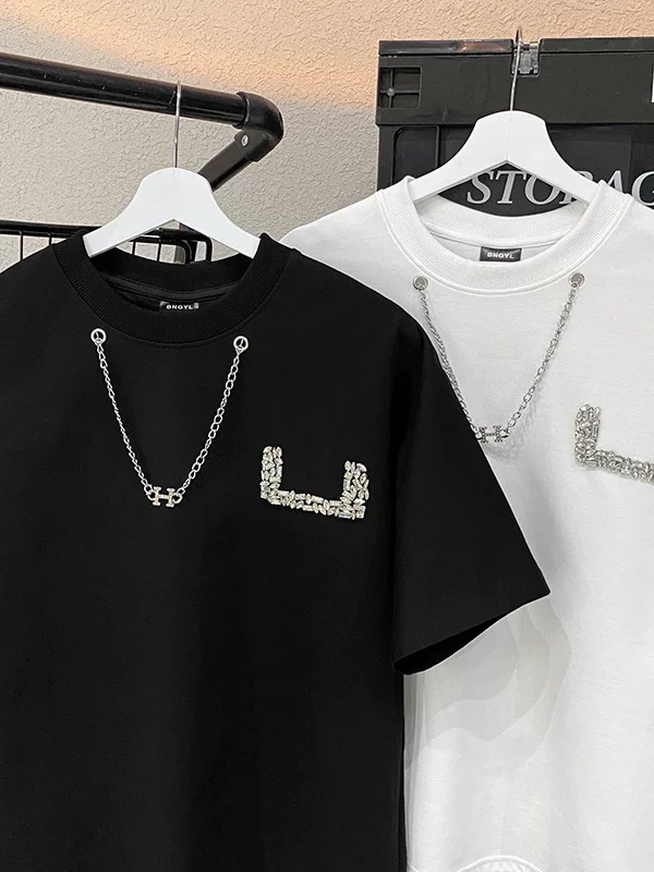 Áo thun nam tay ngắn thiết kế thời trang đính đá, kiểu dáng cổ tròn rộng rãi, chất liệu dày dặn, thích hợp cho mùa hè.