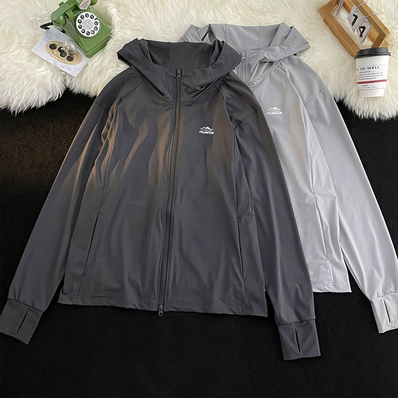 Áo khoác chống nắng vải lụa băng mát mẻ cho nam và nữ, mẫu mới 2025, kiểu rộng rãi có mũ, áo khoác đôi mùa hè mỏng nhẹ