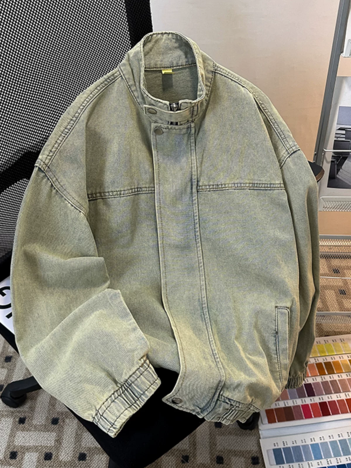 Áo khoác denim màu vàng đất dành cho nam, kiểu dáng thời thượng mùa xuân thu phong cách Mỹ, áo kiểu vintage đã qua xử lý, áo khoác công sở dáng rộng cổ đứng.