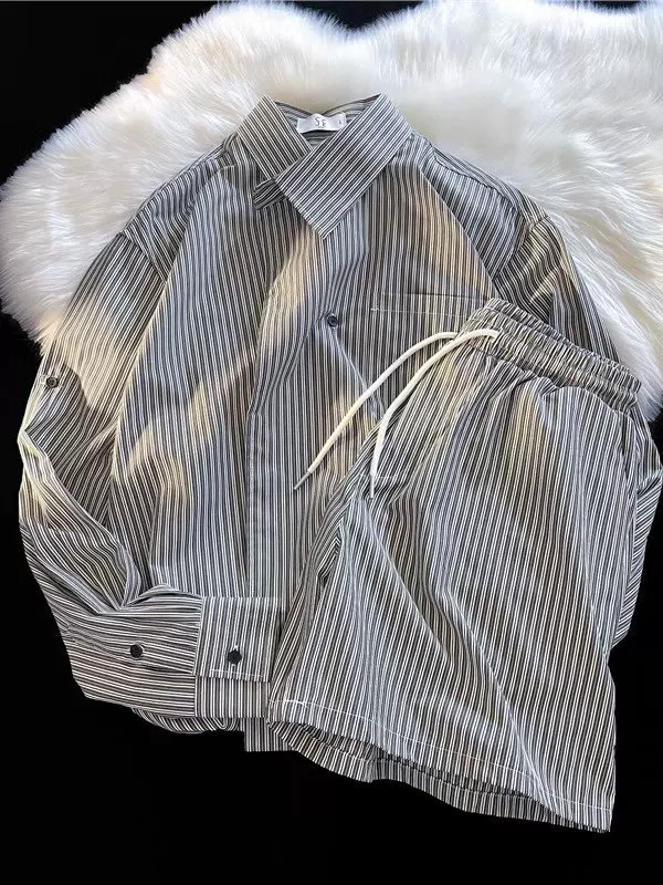Bộ áo sơ mi sọc nam, phong cách BF Hồng Kông mùa hè, áo sơ mi dài tay mát mẻ, quần short rộng rãi, bộ hai món thời trang thường ngày.