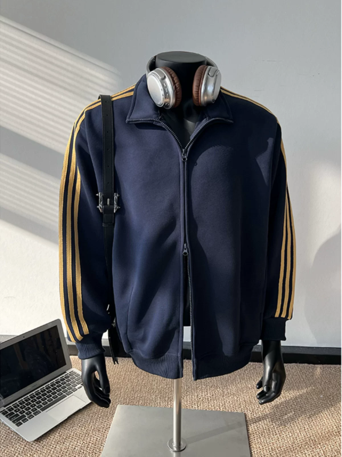 Áo khoác cardigan ba sọc retro dành cho nam, áo thể thao dáng rộng đa năng mùa xuân thu, áo khoác ngoài cặp đôi phong cách Mỹ thời thượng.