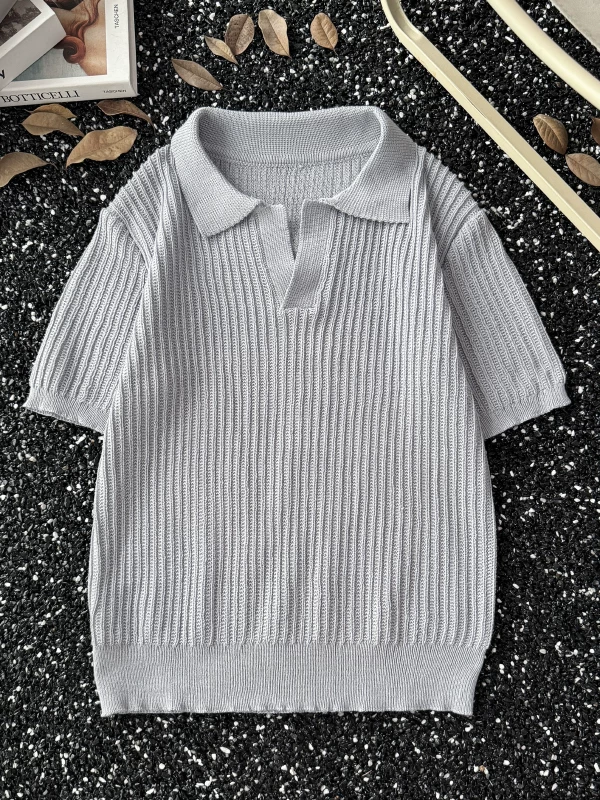 Áo polo dệt kim kẻ sọc kiểu Mỹ tay ngắn dành cho nam, áo thun mùa hè chất liệu lụa đá mát mẻ tay lửng với thiết kế khoét lỗ có họa tiết.