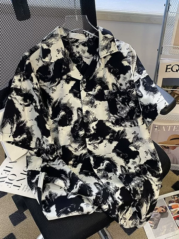 Áo sơ mi nam in họa tiết tie-dye, áo sơ mi mùa hè tay ngắn chất liệu lụa băng mát mẻ, kiểu dáng rộng rãi, phong cách thời thượng.