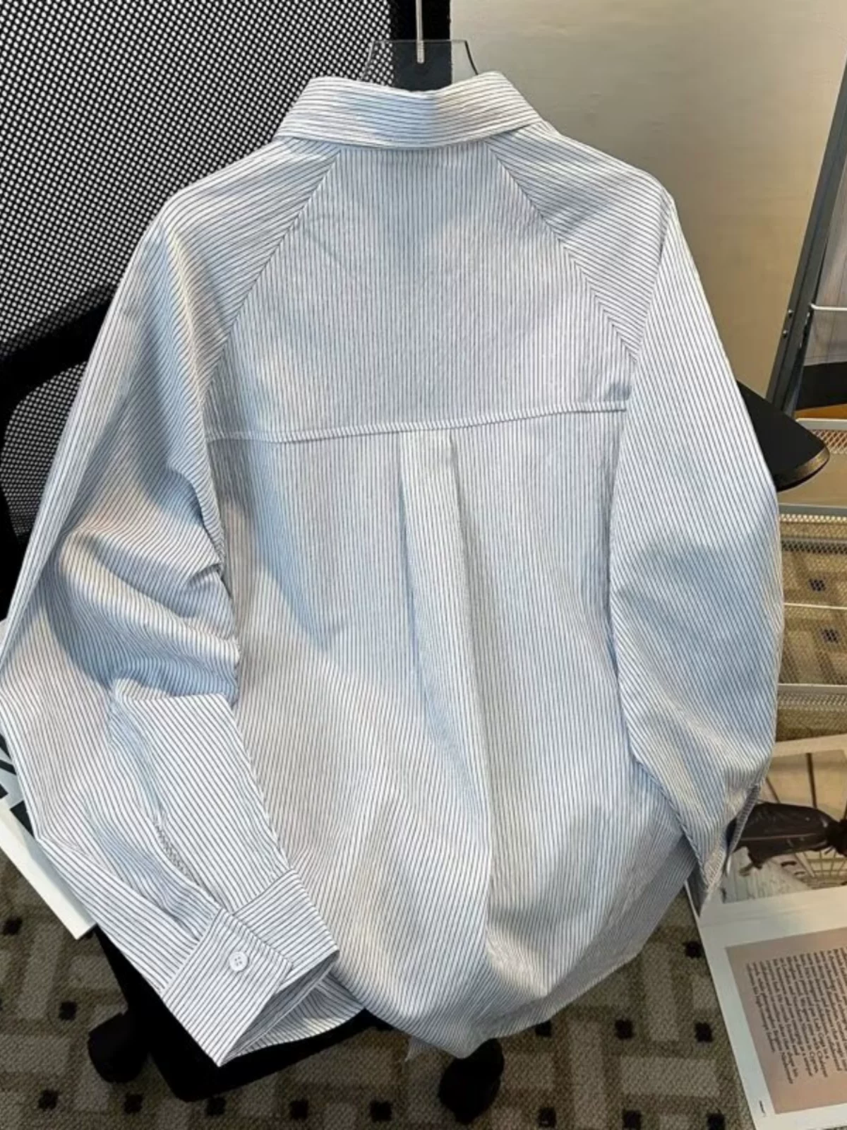 Áo sơ mi nam tay dài mùa thu 2025, kiểu dáng thời trang phối màu sọc, thiết kế rộng rãi phong cách Mỹ, cá tính.