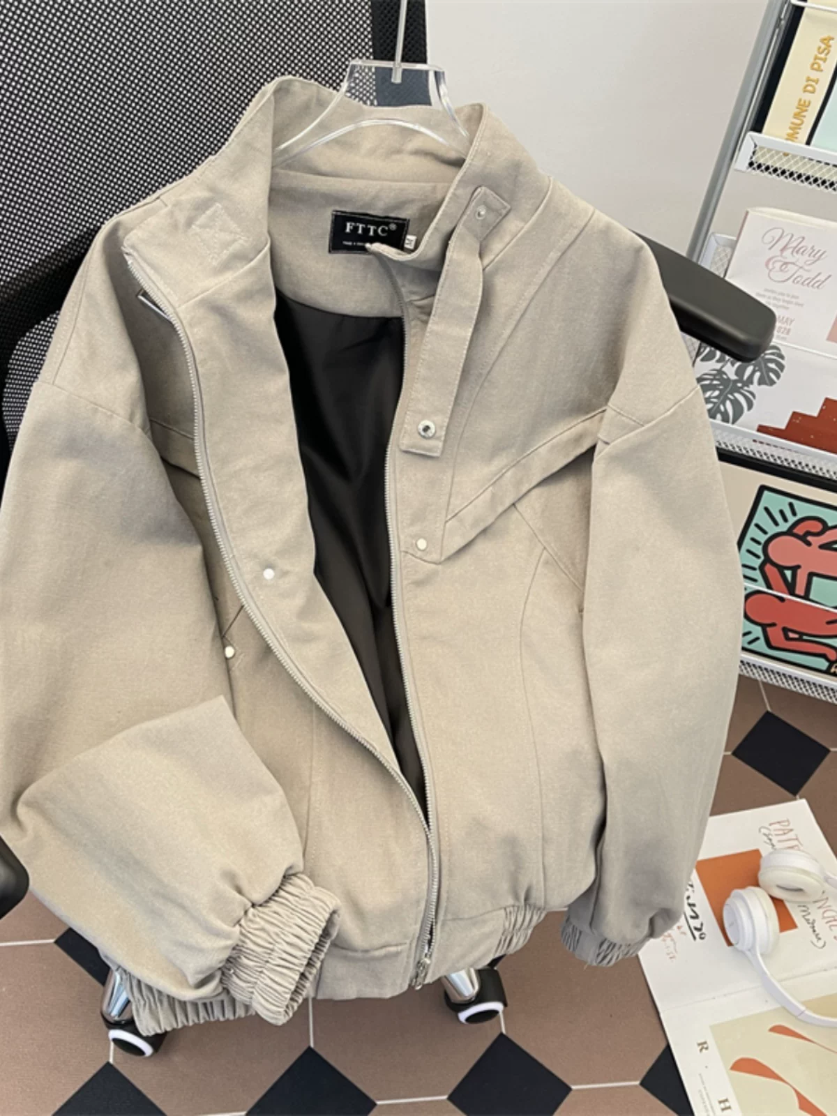 Áo khoác cổ đứng bằng vải canvas đã qua xử lý, thiết kế ngắn, phong cách phi công Mỹ thời thượng mùa xuân thu dành cho nam.