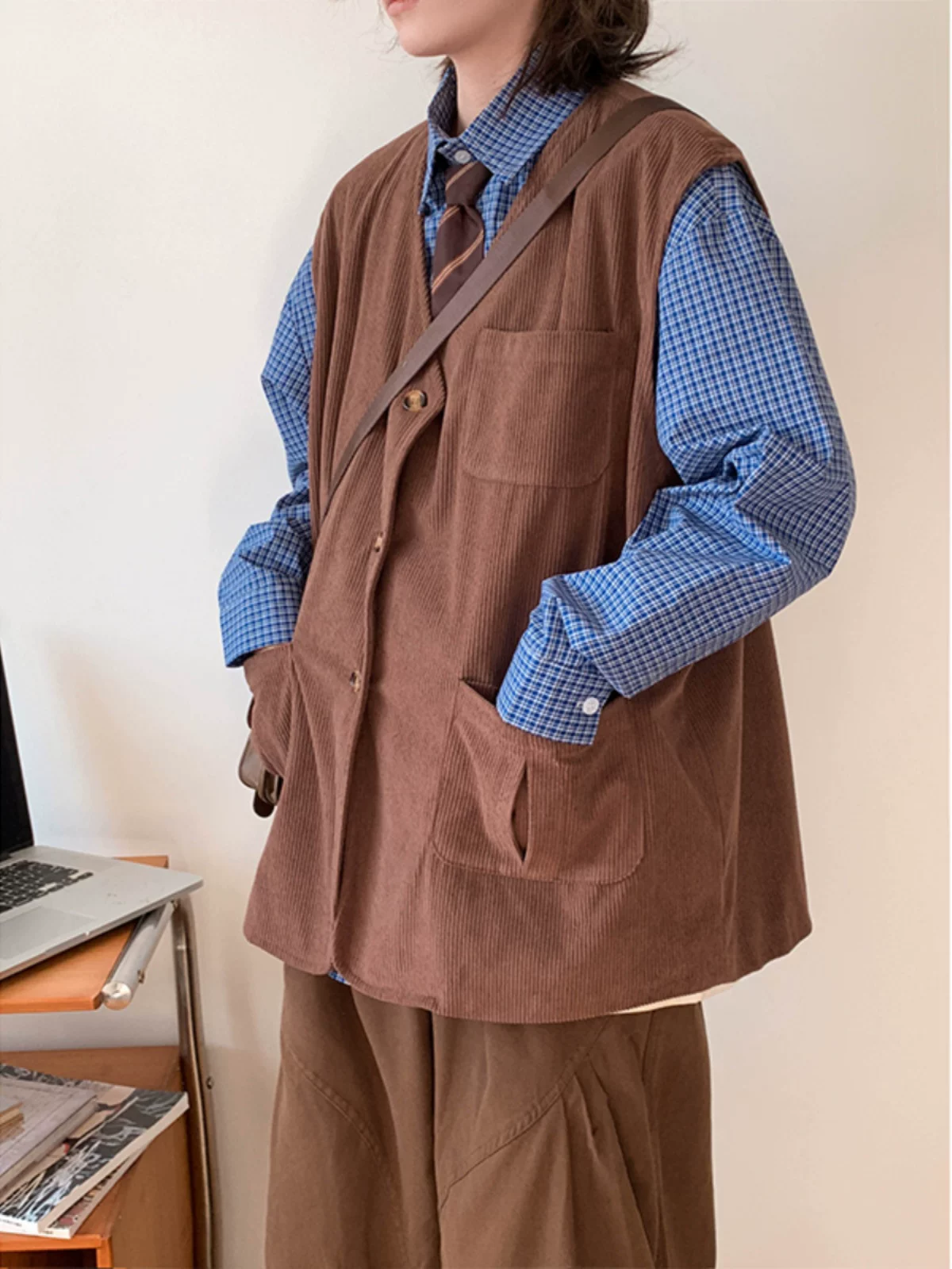 Áo vest nam chất liệu vải nhung kiểu Nhật cổ điển, áo khoác nhiều túi thời trang, phong cách rộng rãi, thích hợp mặc layer mùa thu đông.