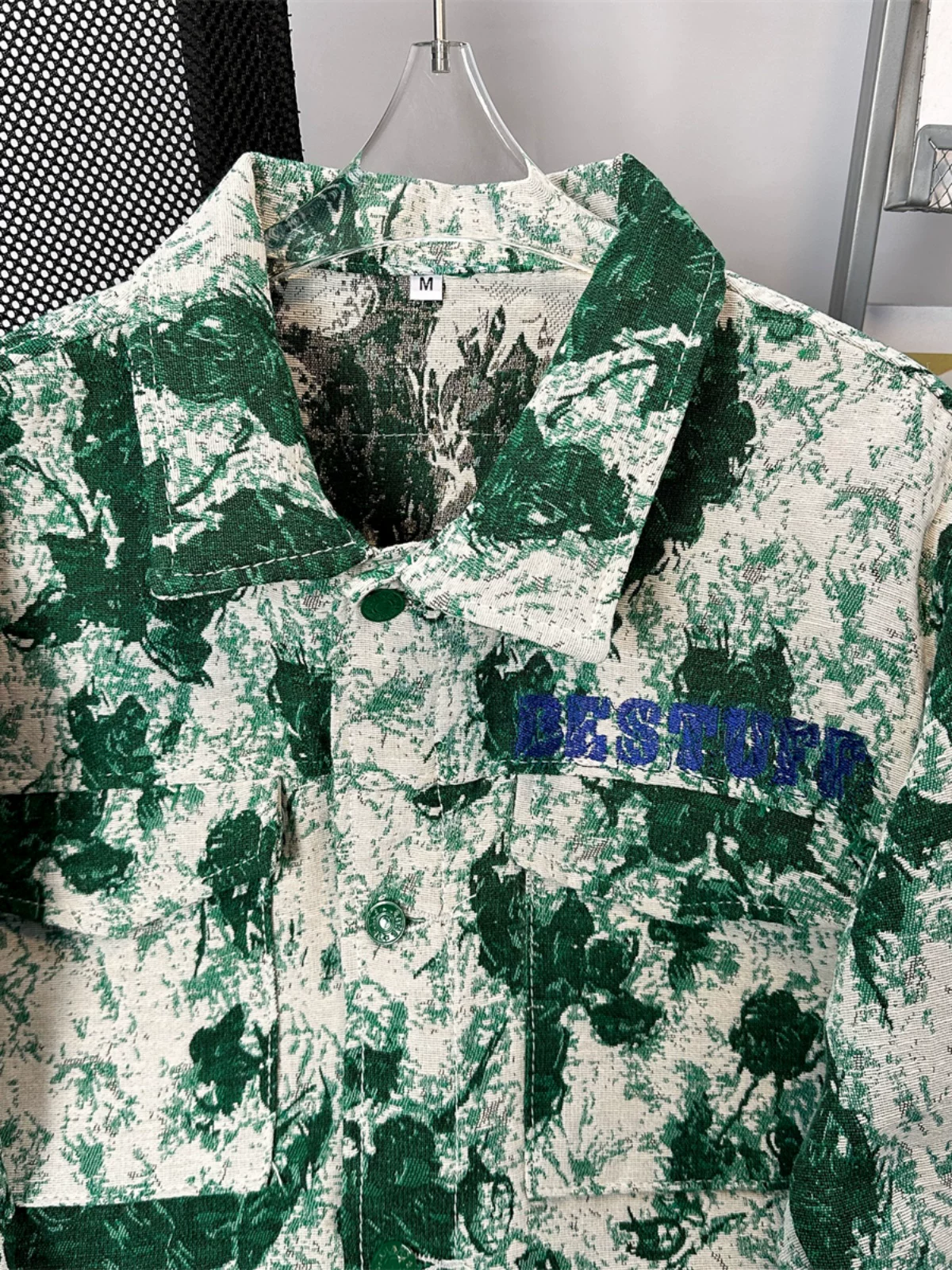 Áo khoác denim thêu họa tiết tie-dye dành cho nam, phong cách Mỹ thời thượng mùa xuân thu, kiểu dáng rộng rãi, cảm giác cao cấp và cá tính.