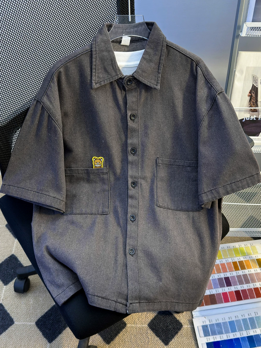 Áo sơ mi denim thêu hình gấu cho nam, áo sơ mi tay lửng mỏng dáng rộng mùa hè, áo khoác ngoài phong cách Mỹ cá tính.