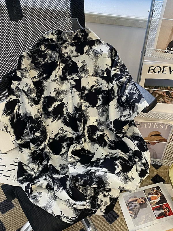 Áo sơ mi nam in họa tiết tie-dye, áo sơ mi mùa hè tay ngắn chất liệu lụa băng mát mẻ, kiểu dáng rộng rãi, phong cách thời thượng.