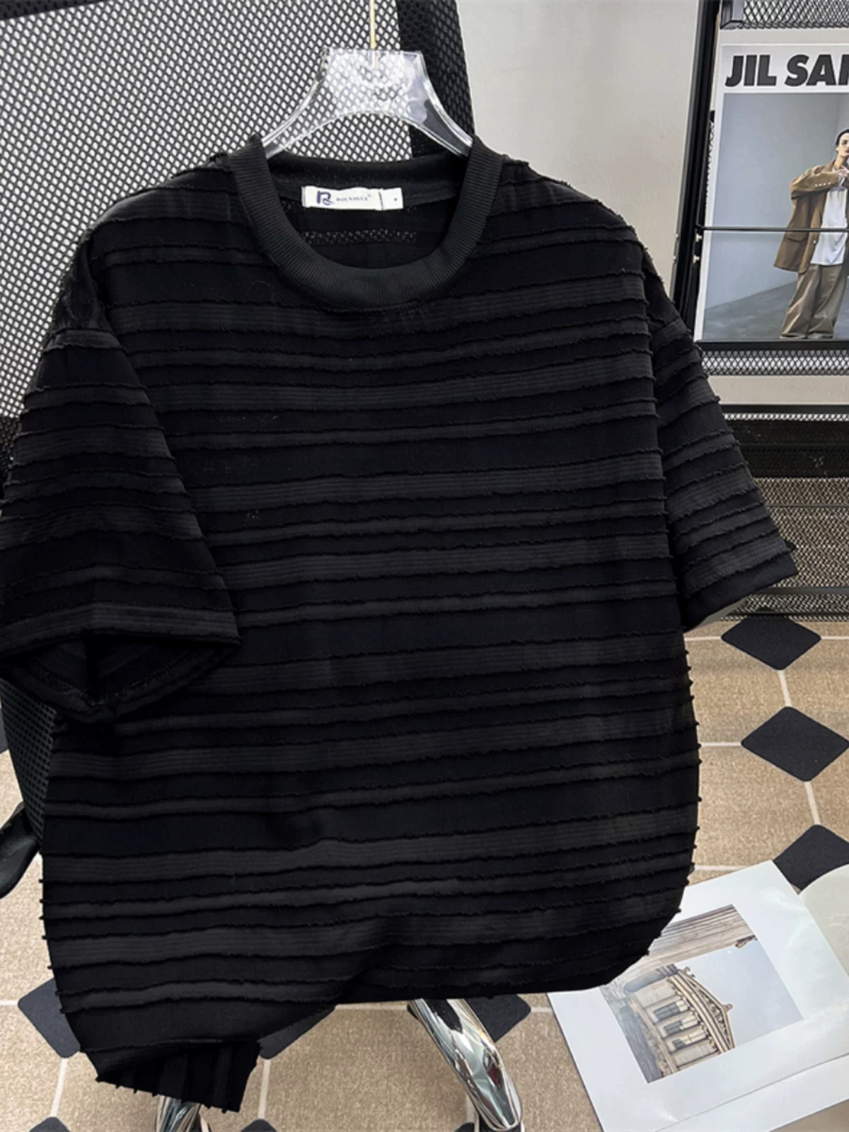 Áo thun nam tay ngắn hè 2025, kiểu dáng rộng rãi, chất liệu sọc nổi, phong cách Mỹ thời thượng, áo đôi tay lửng mát mẻ và sành điệu.