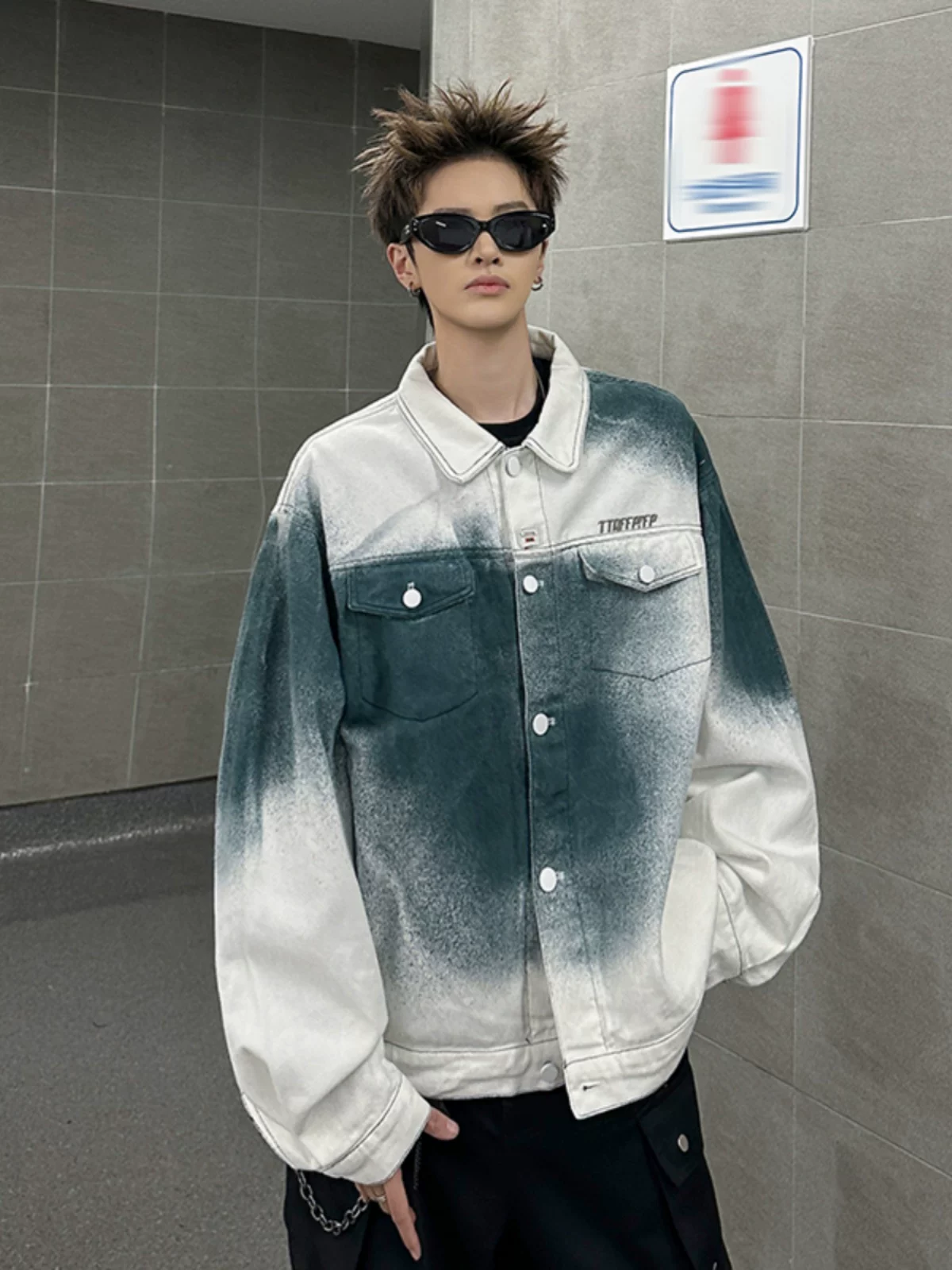 Áo khoác denim nhuộm màu gradient dành cho nam, thiết kế mang phong cách đường phố Mỹ, trang phục công sở hợp thời trang dáng rộng mùa xuân.