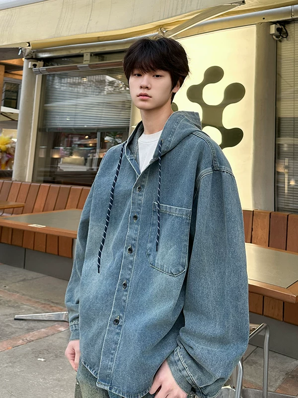 Áo khoác denim cổ điển mùa xuân thu dành cho nam, áo khoác có mũ rộng rãi, áo khoác thường ngày phong cách retro Mỹ thời thượng.