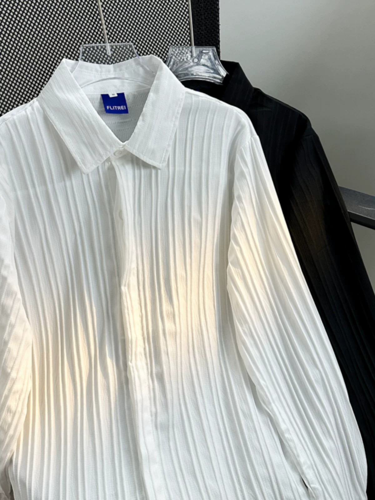 Áo sơ mi nam cao cấp tay dài, chất liệu lụa đá mỏng dệt gân mùa hè, kiểu dáng rộng rãi thời trang phong cách Hàn Quốc.