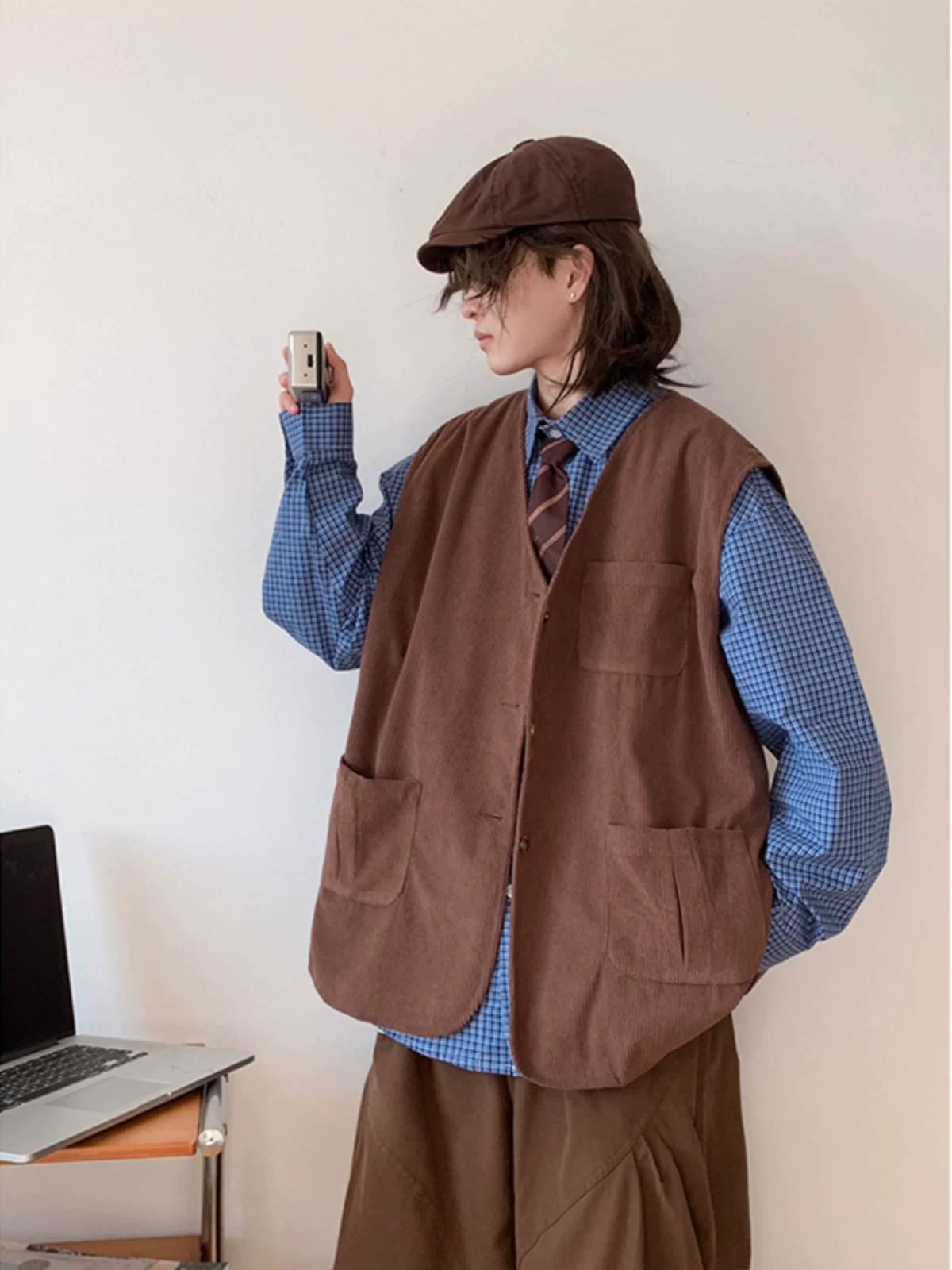 Áo vest nam chất liệu vải nhung kiểu Nhật cổ điển, áo khoác nhiều túi thời trang, phong cách rộng rãi, thích hợp mặc layer mùa thu đông.